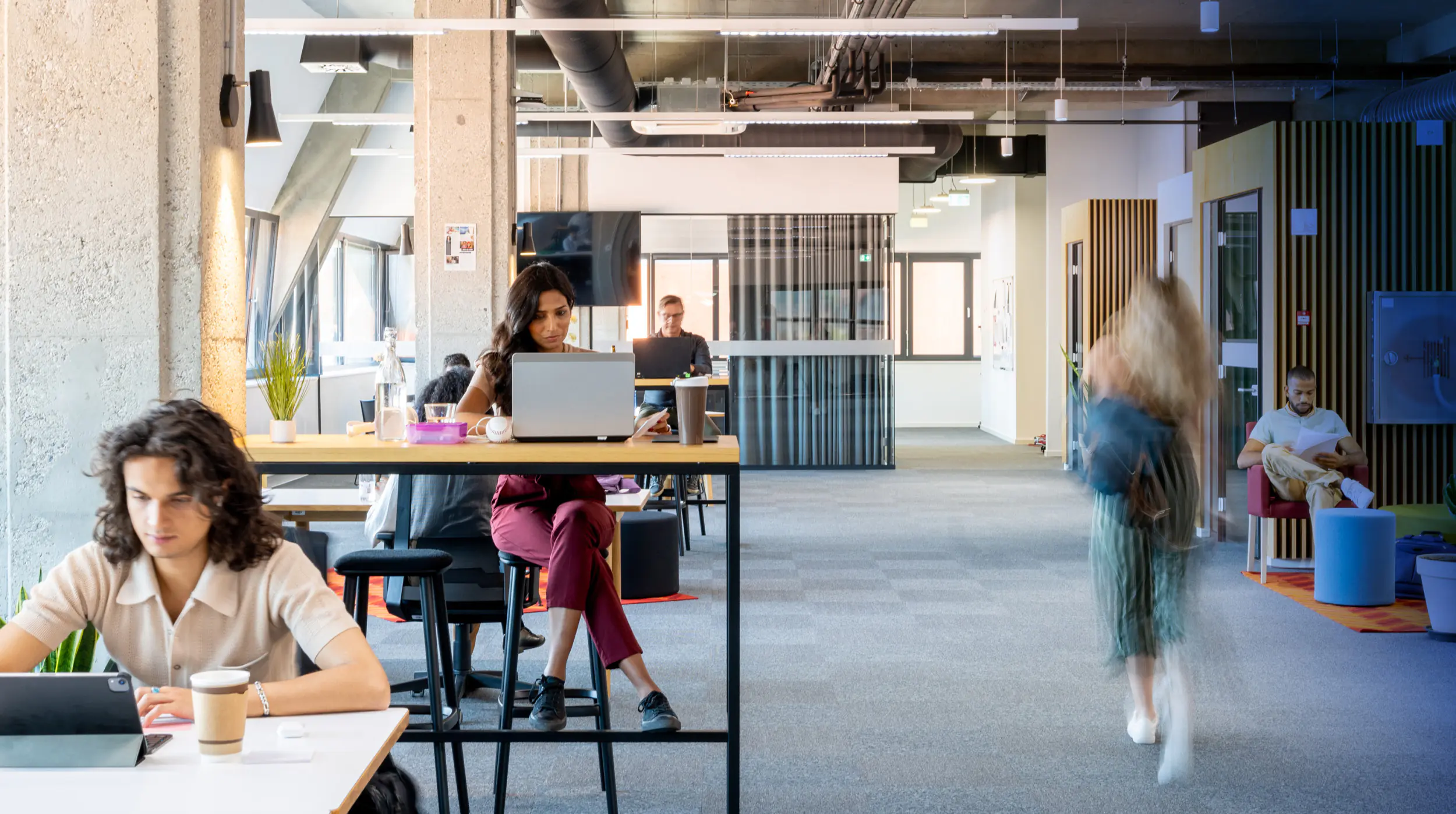 Geschäftsleute arbeiten in einem modernen Büro