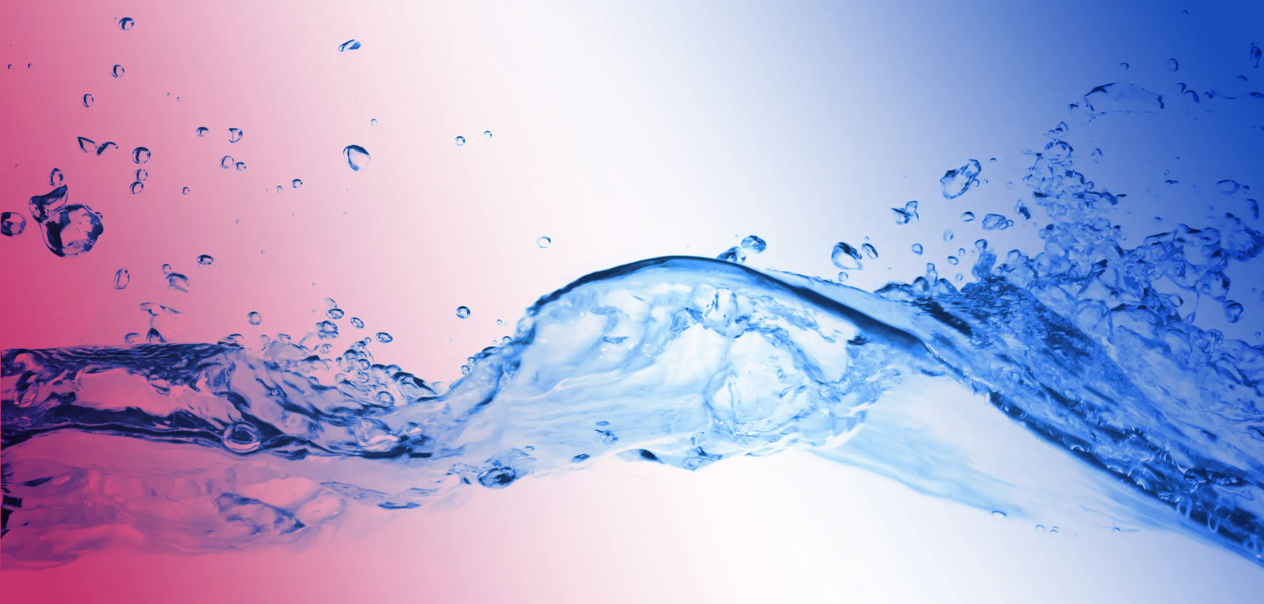 Wasserwellenhintergrund vor einem rosa- blauen Hintergrund 